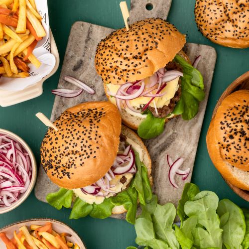 Peuraburgerit pikkelöidyllä punasipulilla ja juuresranskalaisilla