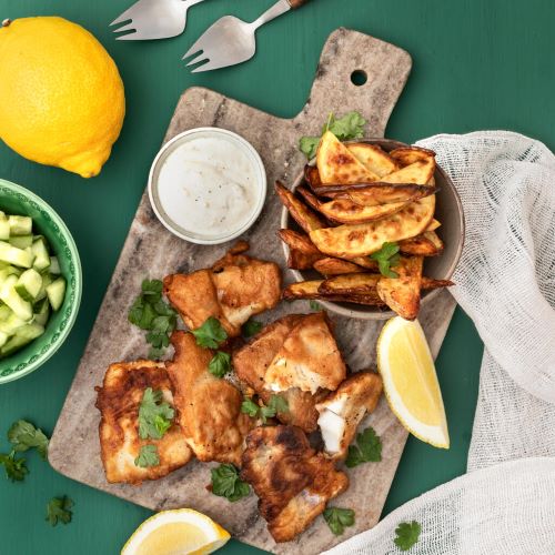 Fish & Chips ja rapeaa sitruunaista kurkkusalaattia
